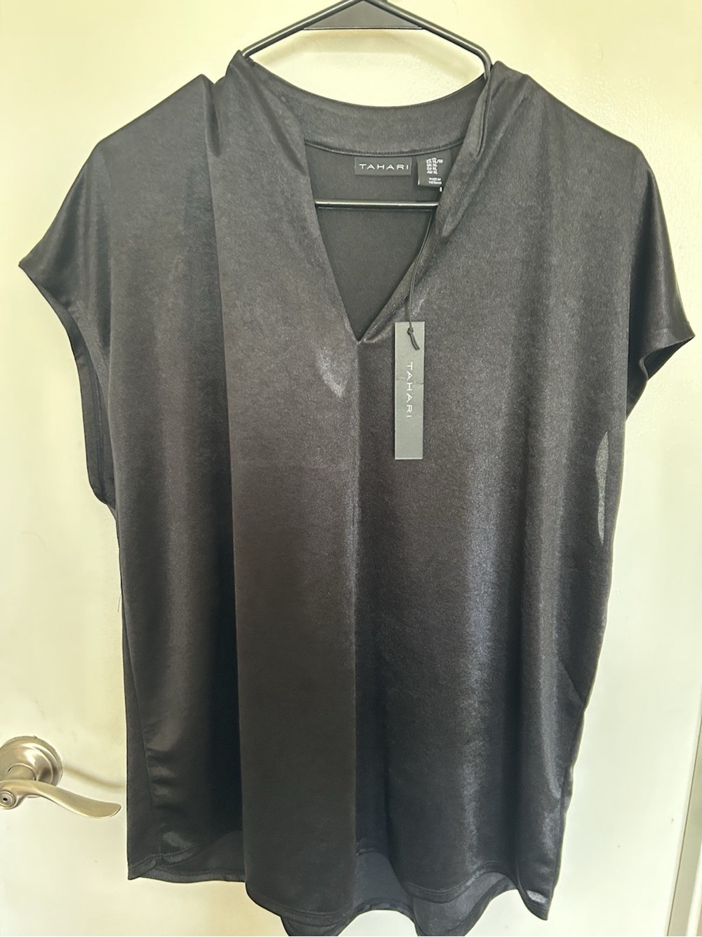 Tahari Black Satin Polyester V-Neck Cap Sleeve Relaxed Blouse - Picture 3 of 8